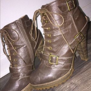 Lace up taupe leather pumps